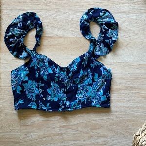 Cute floral off the shoulder crop top. (L)